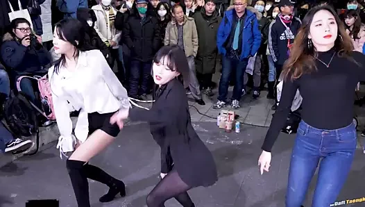 Asya dans gösteri siyah külotlu çorap 5