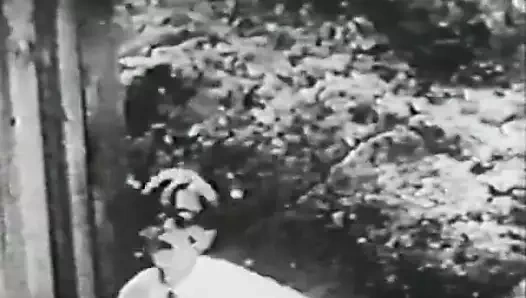 Plaj kabininde üç çıplak kız ve zafer deliği (vintage)