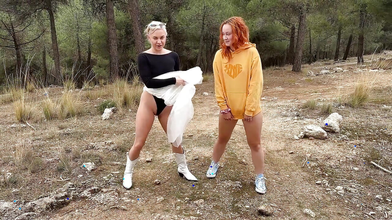 Readhead bestie ile açık havada işiyor