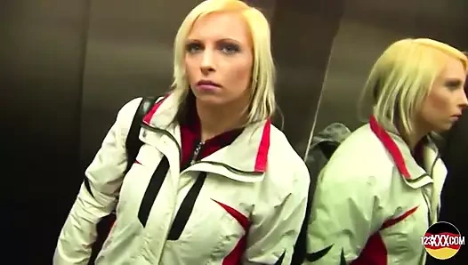 Almanya'dan seksi sarışın sürtük yüzüne büyük bir döl alıyor