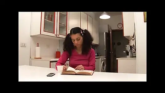 Genç kızlar büyük yarakları emiyor ve sikiyor