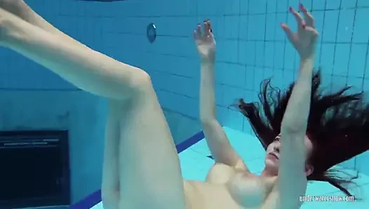 Kızıl saçlı katrin su altında soyunuyor