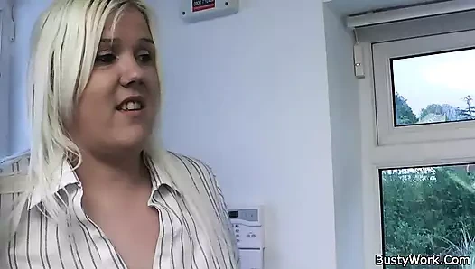 Azgın patron sarışın ofiste şişmanla sikişiyor