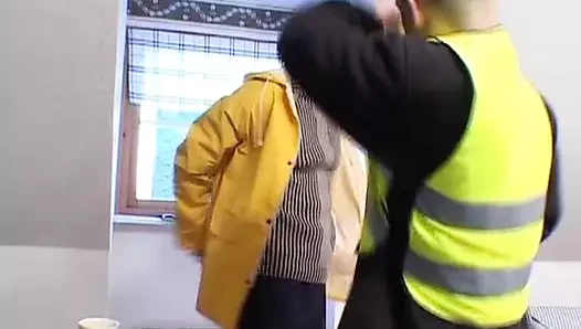 Fransa'dan seksi sarışın orta yaşlı seksi kadın iki genç yarakla sikiliyor