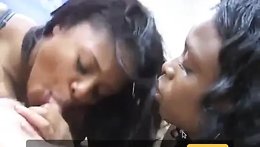 Azgın adam iki sevimli esmerden güzel bir oral seks yapmanın tadını çıkarıyor