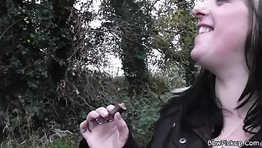 Zor adam büyük memeli iri güzel kadını yarağa binmek için alıyor