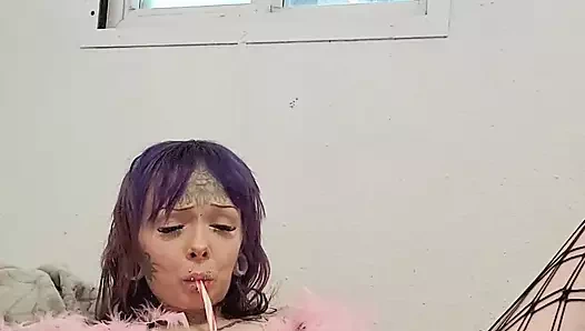 Ejderha dildo ile esneme