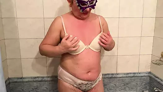 Zara otel banyosunda iç çamaşırıyla banyo yapıyor