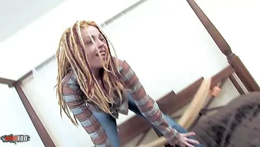Nataly Divine: seksi serseri soyunuyor