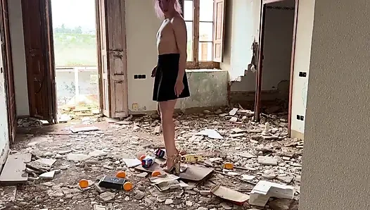 Topuklu ayakkabı altında ezildi