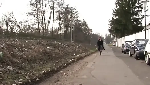 Azgın olgun esmer parmaklıyor ve damlayan amcığını oynuyor