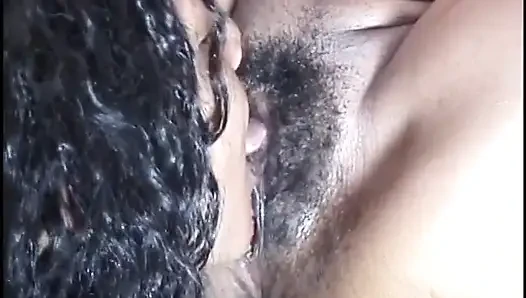 Черные сучки трахаются со страпоном
