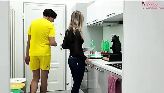 Yaramaz üvey oğul, üvey annesini kızdırarak kadının favori yüz kremi kavanozunu boşalmasıyla dolduruyor