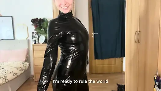 Dominatrix kıyafetleri açıkta deniyor