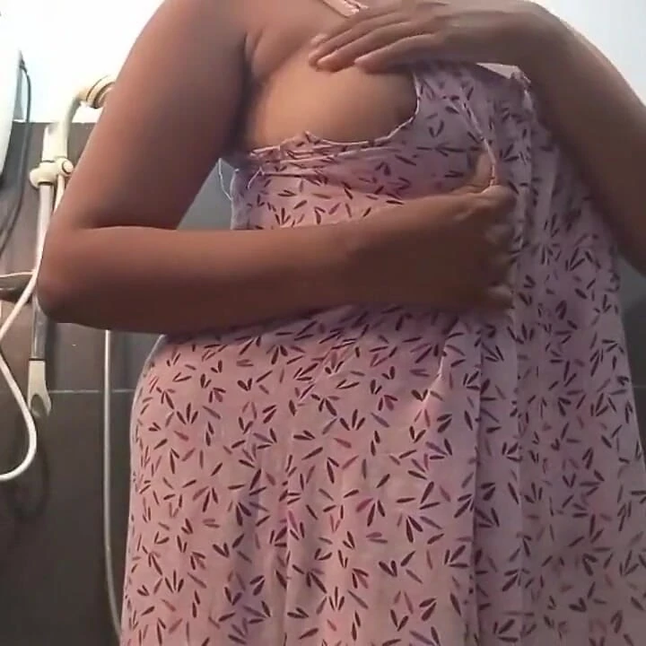 Hintli anne duşta çıplak