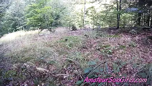 Olgun adam ormanda kızın mastürbasyon yaparken onları izliyor
