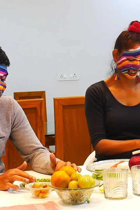 Yalnız ev hanımı mutfakta yemek pişirmek ve sikişmek için ev hizmetçisini çağırıyor 1