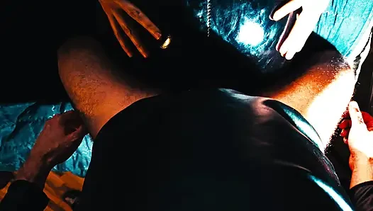 Önce beni dildoyla sikiyor, sonra yarağıyla bana nüfuz ediyor ve kıyafetime bolca boşalıyor