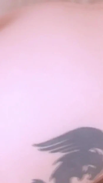 Волнующий момент из "Юная эксгибиционистка ищет парней для траха в торговом центре"