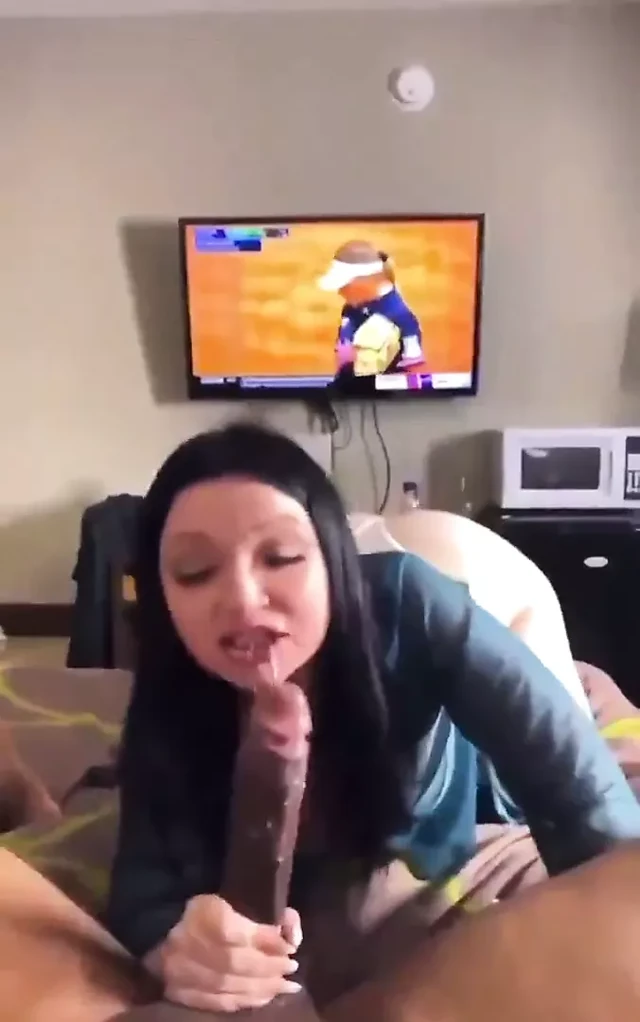 Sıcak esmer siyah erkek arkadaşının aletinden zevk alıyor