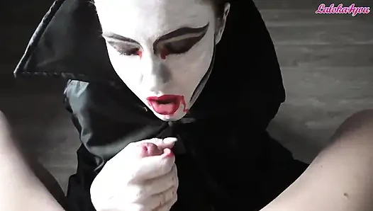 Девушка-вампир страстно сосет большой член, чтобы кончить в рот