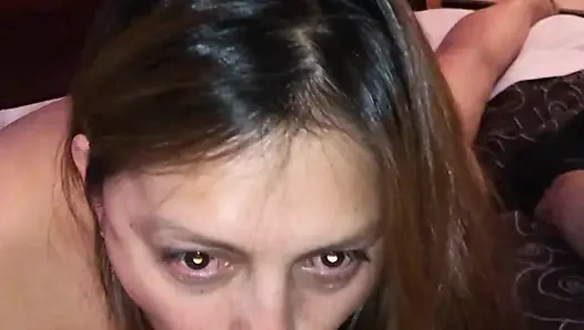 Ateşli orta yaşlı seksi kadın fahişe gibi yarak emiyor