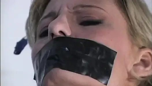 Bağlaması, şaplak atıp sikişmesi gereken sarışın bir sürtük