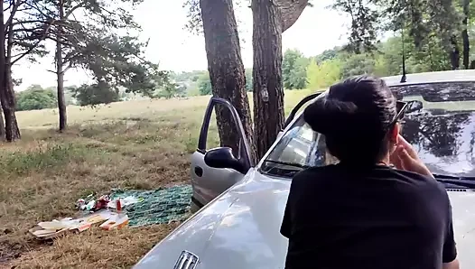 Açık havada bir yerde arabanın yanında seks