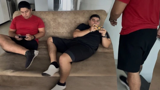 ! Oynarken en iyi arkadaşımın karısını sikiyorum! (düşkünü)