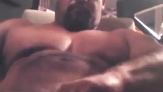 macho pajeando y mostrando