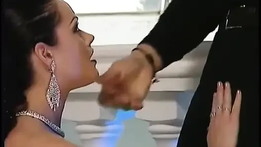 Zengin yaşlı adam büyük yarağını yutuyor