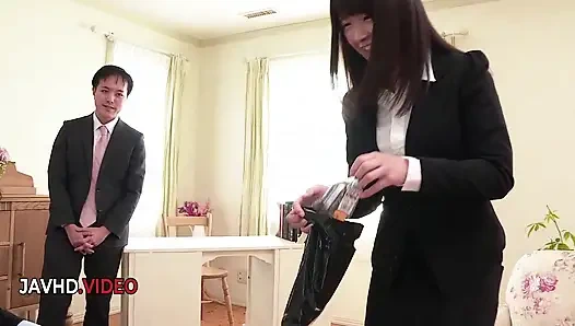 Ateşli büyük memeli Asyalı ofis kızı harika Japon sakso çekiyor ve sonra sert sikişiyor