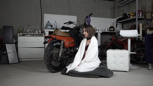 Anastasia sahibe anal yumruk sokma