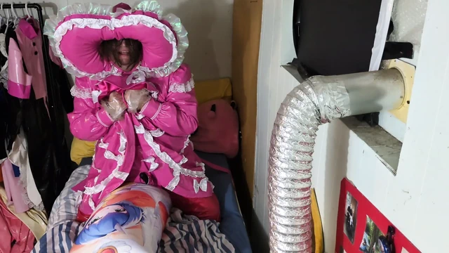 PVC kaput kadın kılıklı vücut yastığıyla sikişiyor ve vibraitor