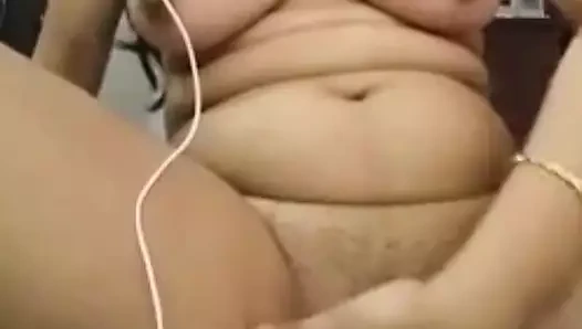 Ateşli Hintli kız Nikki erkek arkadaşıyla yatakta göğüslerini okşuyor ve amını parmaklıyor telegram id- aishaluck473