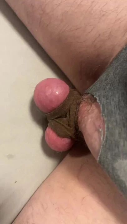 Ustam için taşaklarımı sert dövüyorum