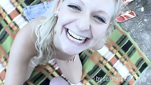 Глотающий сперму, дятел делает минет член