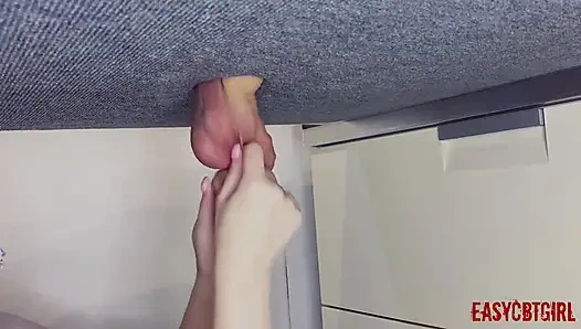 Sahibe köle taşaklarını ve yarak easycbtgirl'ü büküyor ve genişletiyor