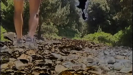 Sarışın orta yaşlı seksi kadın erkek arkadaşı tarafından ormanda sikiliyor