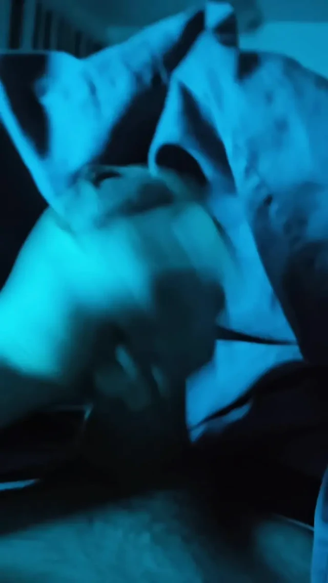 Я мастурбирую свой большой хуй и кончаю