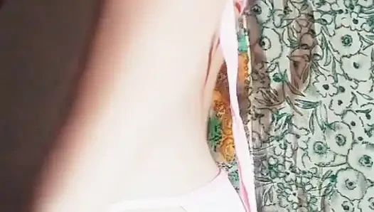 Hintli kız bikinili evde dans ediyor