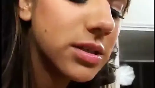 Güzel ve aç iyi şekilli esmer fahişe büyük yarakla sikişiyor