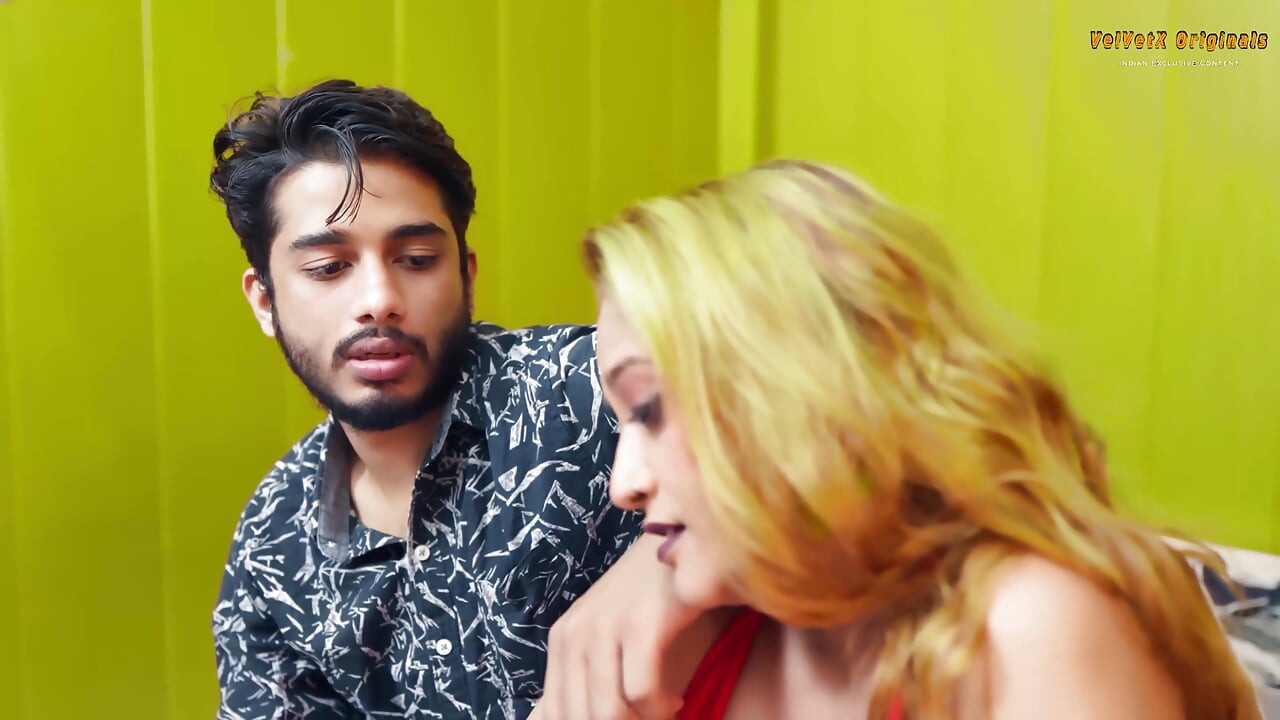 Hintli kız arkadaş ve padosi erkek arkadaşı tam çıplak seks yapıyor Hintçe porno videosu 4k