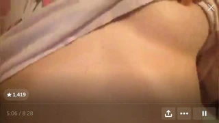 Onun yatağında oynayan seksi kız