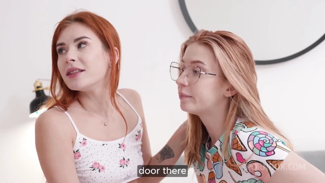 Oyuncakla oyun eğlencesi: çift dildo ve gerçek büyük yarakla ateşli seans