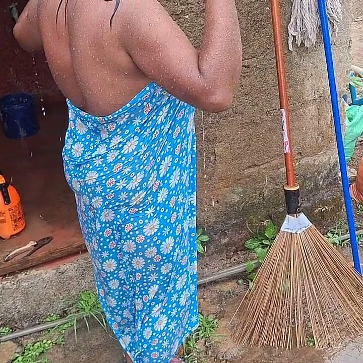 Ateşli üvey anne açık havada banyo yapıyor