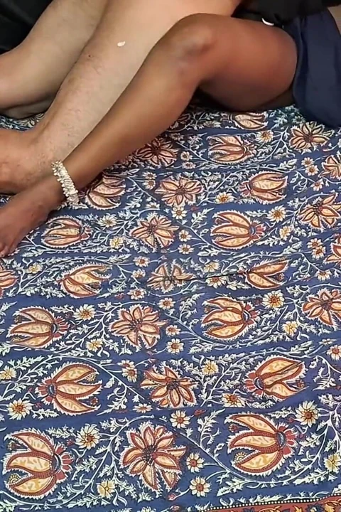 Hintli kadın kocası ve üvey erkek kardeşiyle sikişiyor