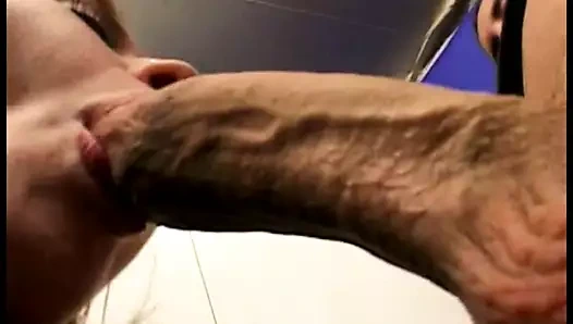 Stud arkadaşını ateşli kilitleri olan sulu genç bebekle iyi vakit geçirmeye davet ediyor