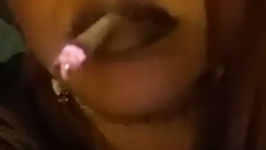 Çok zarif sigara içen