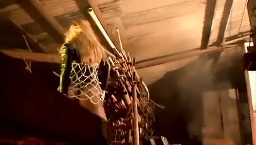 Edepsiz garajda büyük yarağı alan genç kız